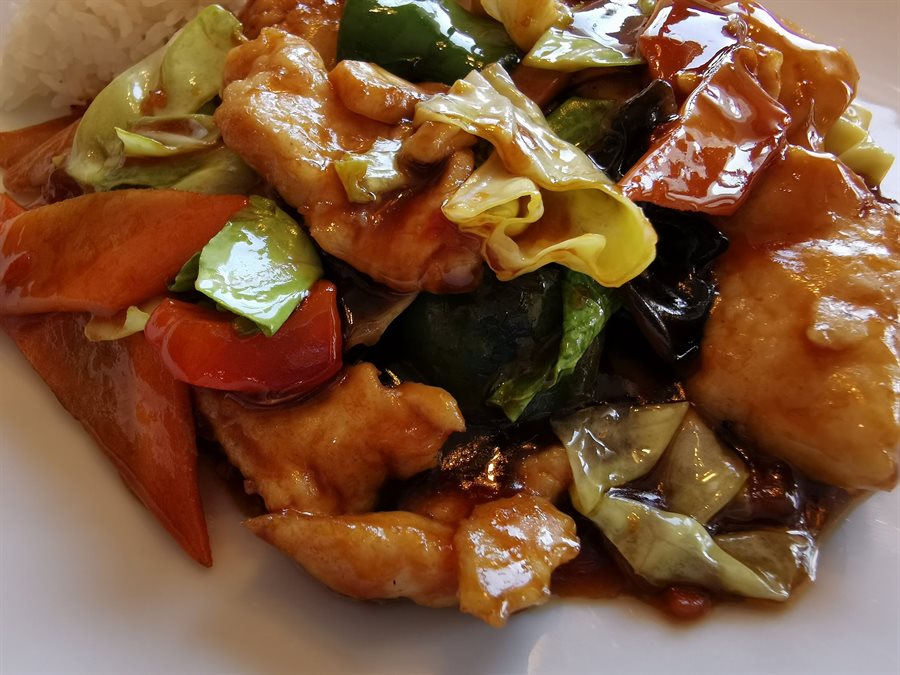 Wok-Gericht mit Huhn und Paprika