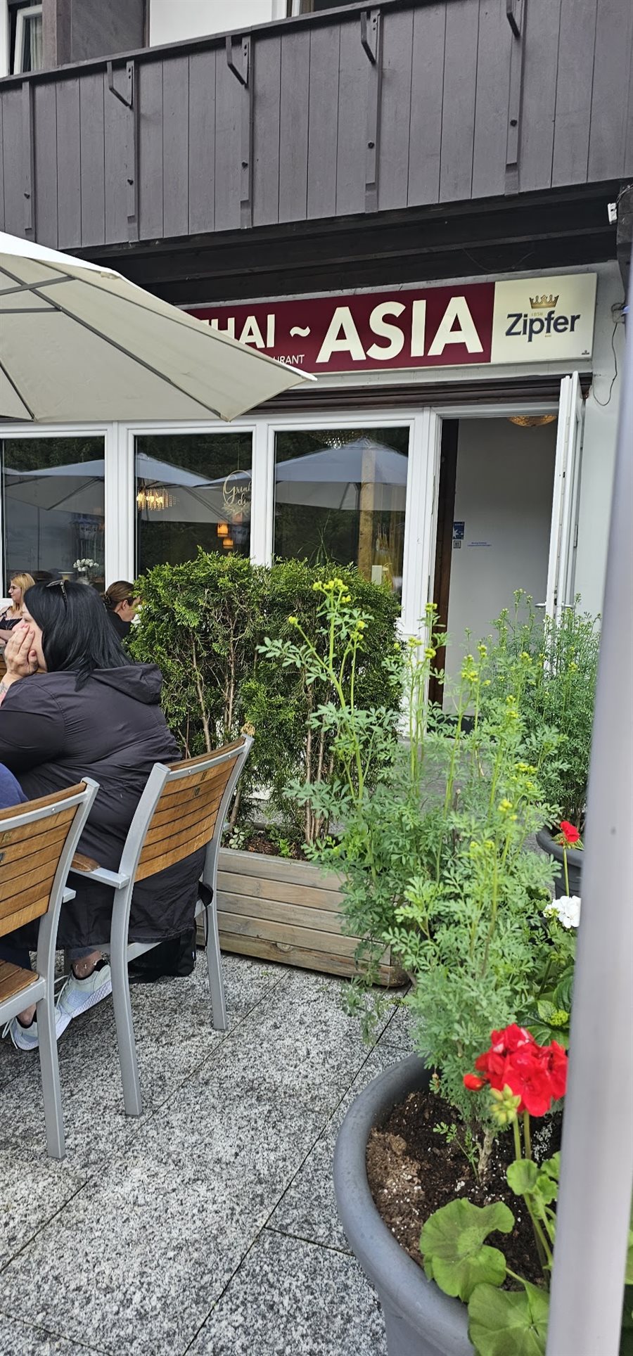 Außenansicht mit Terrassenschild